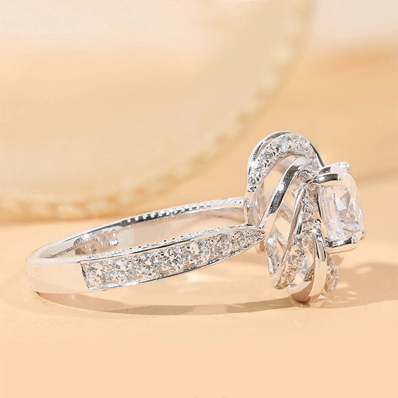 Graceful Swirl Design Ring